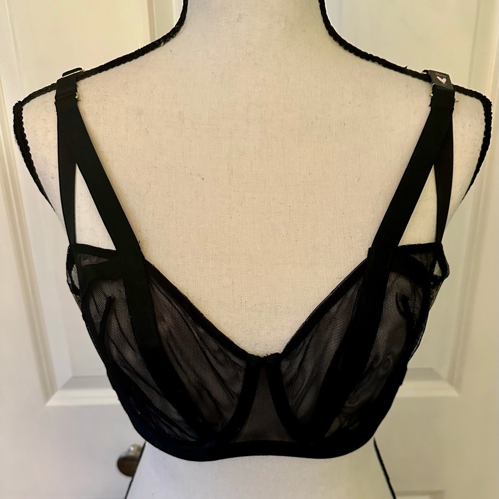 VICTORIA SECRET!!!NWT BLACK UNDERWIRE BRA WITH BACK HOOK AND EYE CLOSURE 36DD.